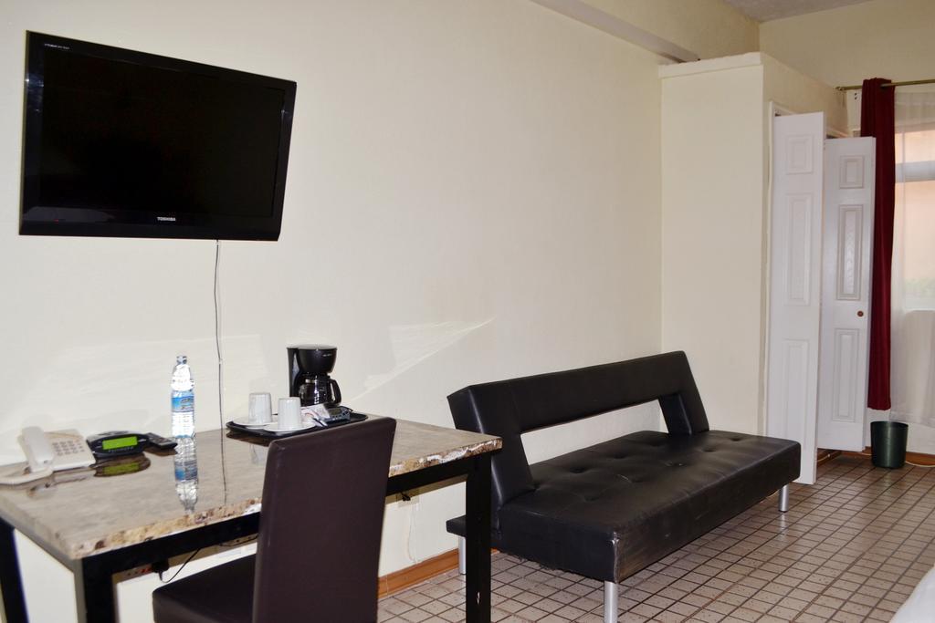 Executive Airport Hotel 엔테베 외부 사진